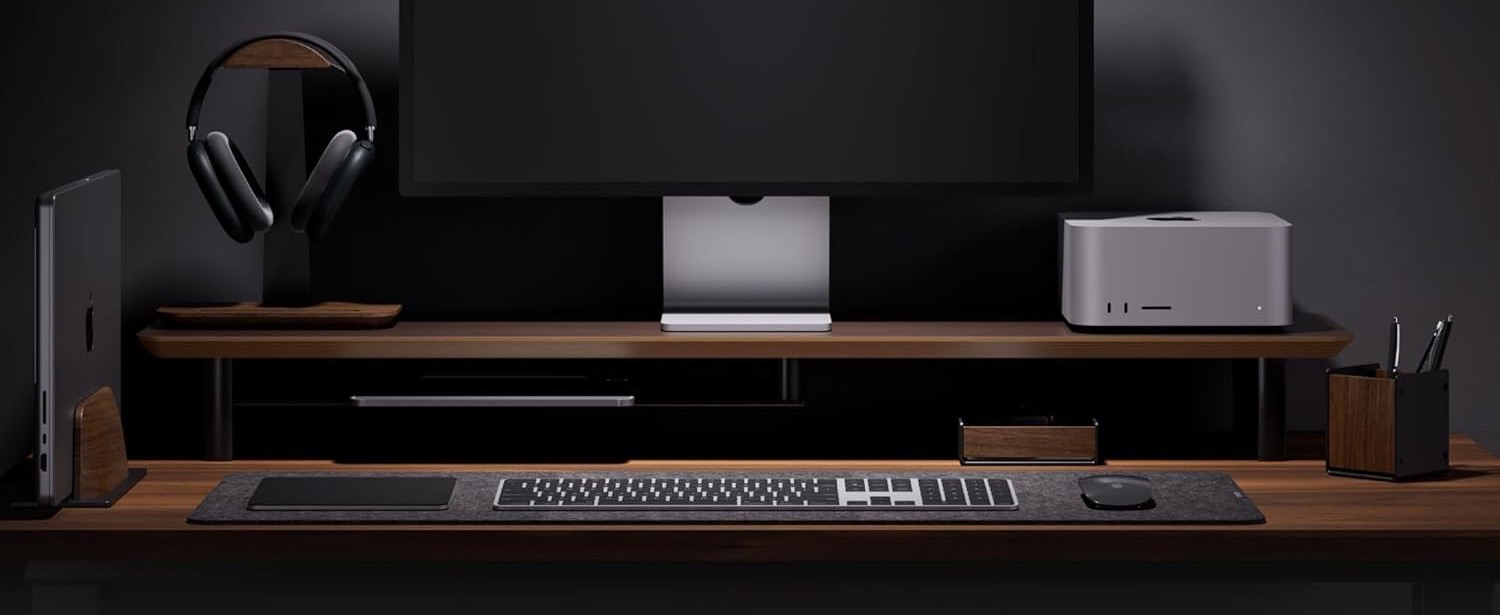 照明を落とした部屋に置いたデスクシェルフ